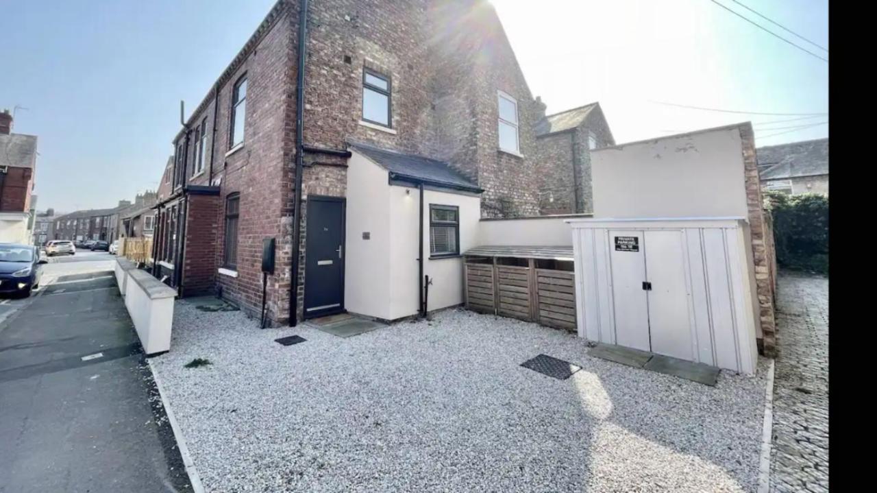 Townhouse With Private Parking Villa York Exteriör bild